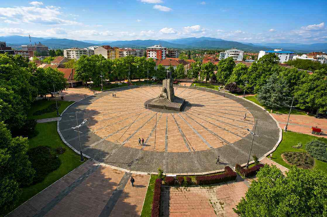Centralni trg Kraljeva sa spomenikom i platanima