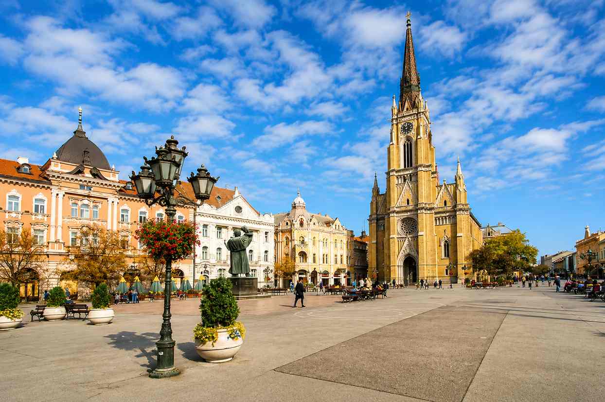 Manastir Žiča blizu Hotela Kralj pri izlasku sunca