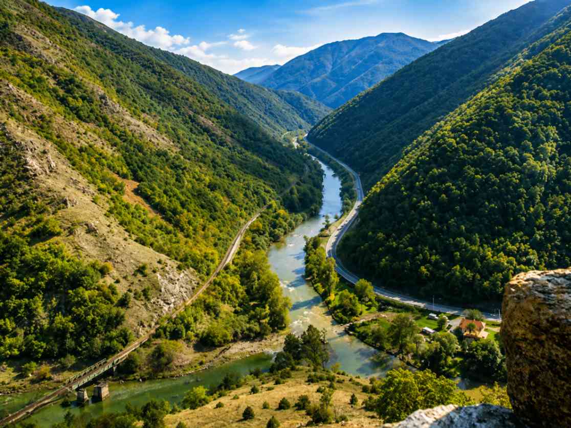 Zeleni brežuljci doline Ibra blizu Kraljeva