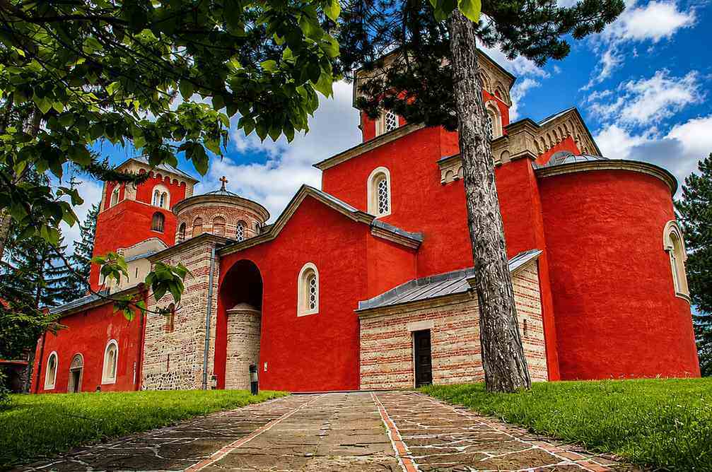 Detalj crvenih zidova i pravoslavnih kupola manastira Žiča
