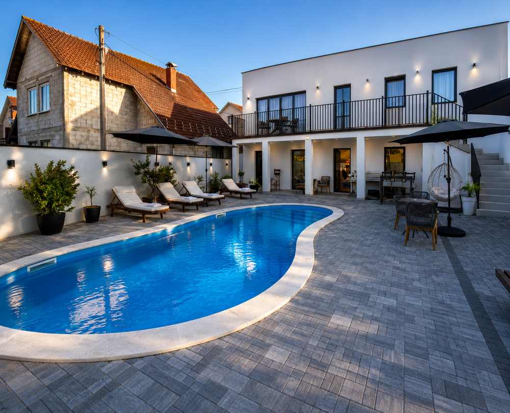 Otvoreni bazen Hotela Kralj sa ležaljkama