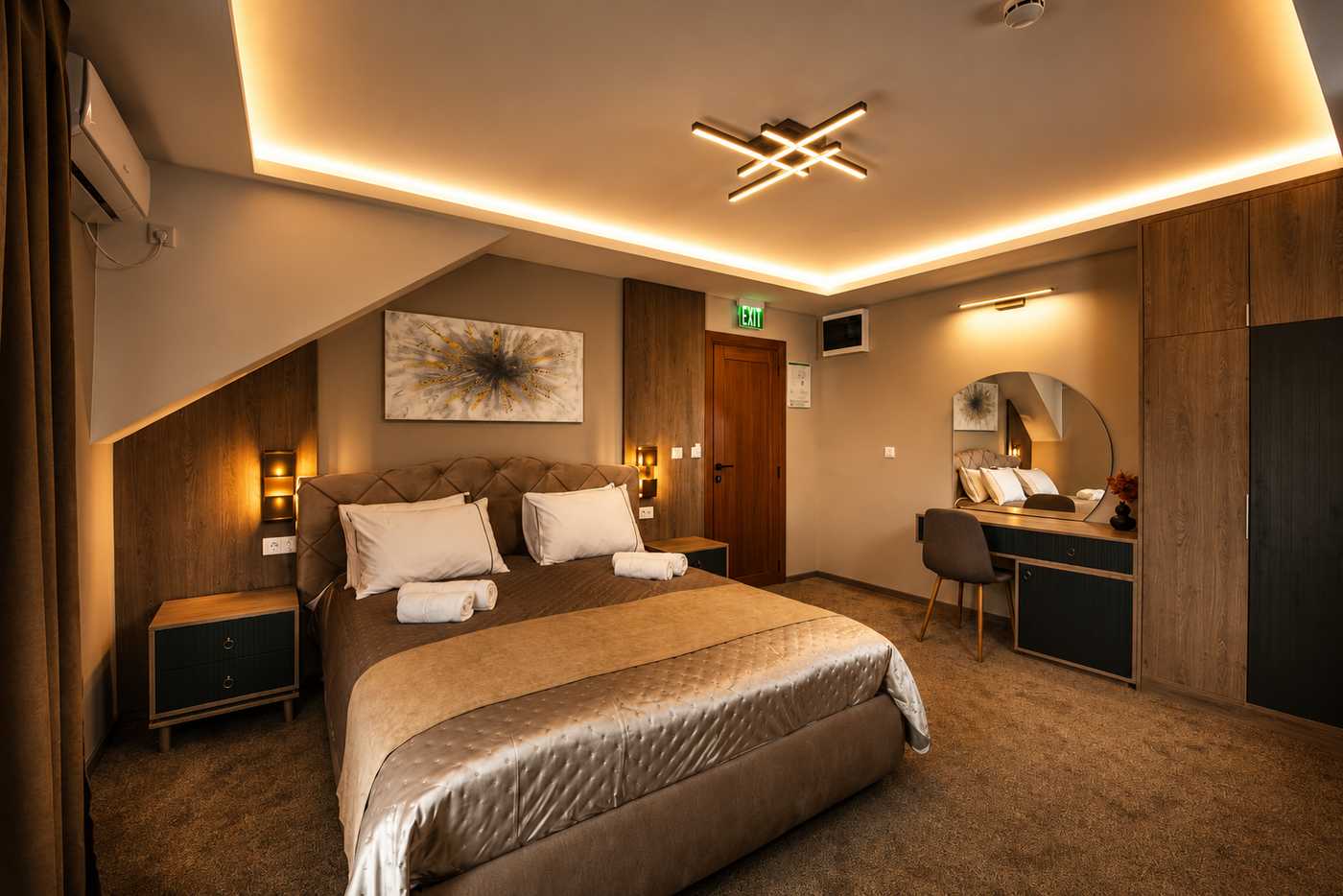 Savremena hotelska soba sa mekom jutarnjom svetlošću
